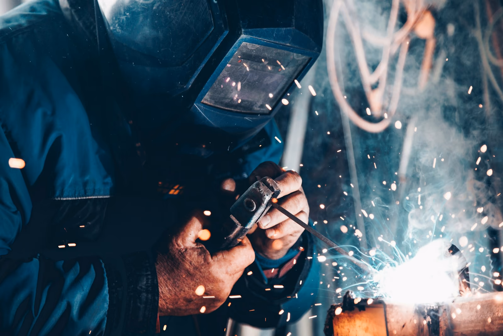 Engenheiro de segurança do trabalho realizando inspeção em ambiente industrial